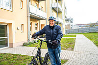 Senior mit dem Fahrrad vor dem Altersgerechten Wohnen in Anklam