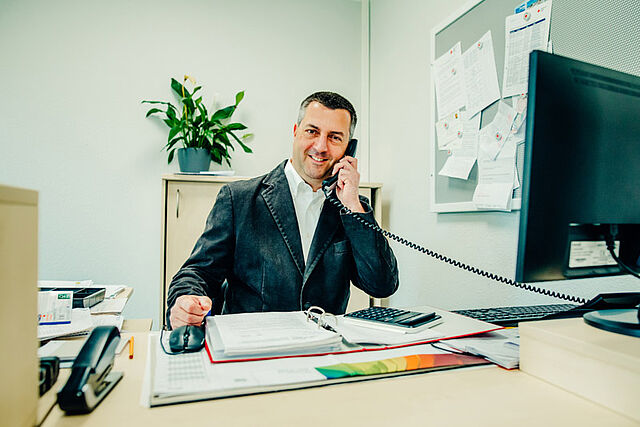 Schuldnerberater telefoniert. 