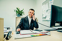 Schuldnerberater telefoniert. 